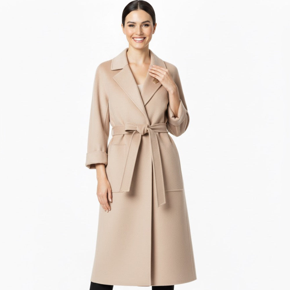 Šviesus kreminis moteriškas paltas su diržu, klasikinio kirpimo.