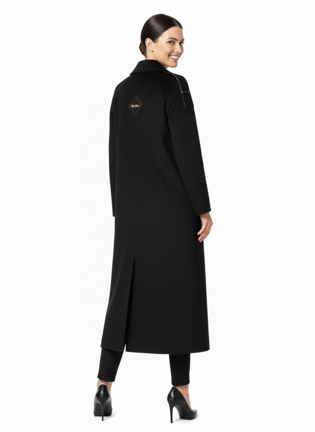 Ilgas kašmyrinis paltas su anpečiais, elegantiškas rudens–žiemos pasirinkimas.