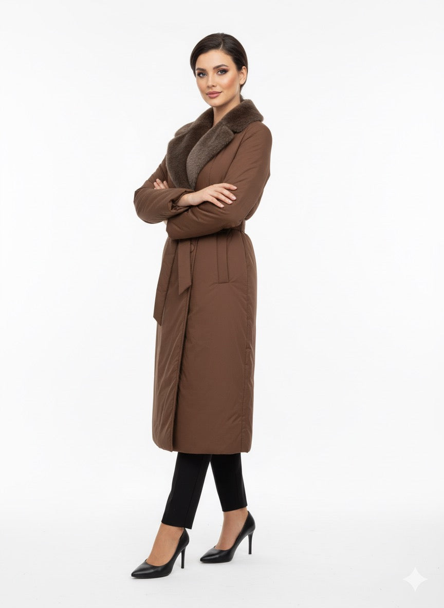 Ilgas rudas paltas su diržu, madingas pasirinkimas šaltajam sezonui.