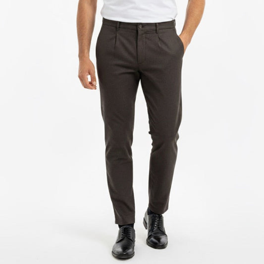 Tamsiai rudos vyriškos kelnės su įsiuvu – elegantiškas modelis kasdienai.