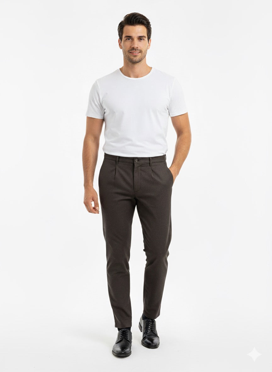 Vyriškos kelnės iš viskozės su elastanu, klasikinio kirpimo, tamsiai rudos spalvos. Modelis visu ūgiu