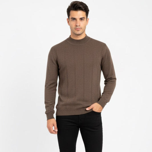 Vyriškas megztinis–golfas rudos spalvos, su subtiliu raštu.