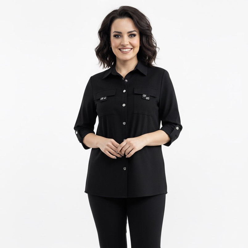 Moteriški juodi marškiniai su sagų užsegimu ir dekoratyvinėmis kišenėmis.