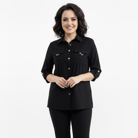 Moteriški juodi marškiniai su sagų užsegimu ir dekoratyvinėmis kišenėmis.