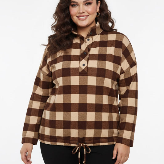 Modelis dėvi šiltus rudai smėlio languotus marškinius su stovinčia apykakle ir raišteliu apačioje.