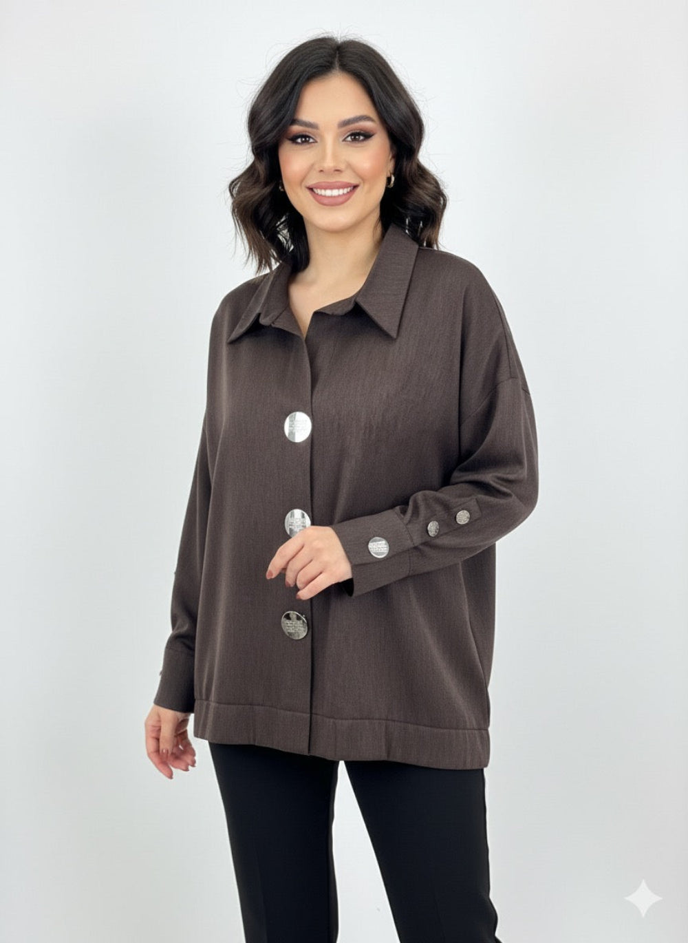 Ruda moteriška palaidinė su sagomis ir elastine juosta ties liemeniu, puikiai derinama su kelnėmis.