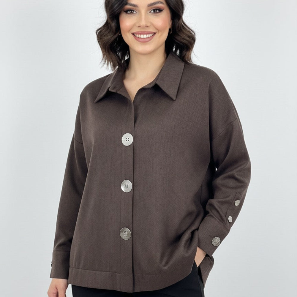 Modelis dėvi rudą palaidinę su guma ties liemeniu ir ilgomis rankovėmis, rodomas pilnas siluetas.