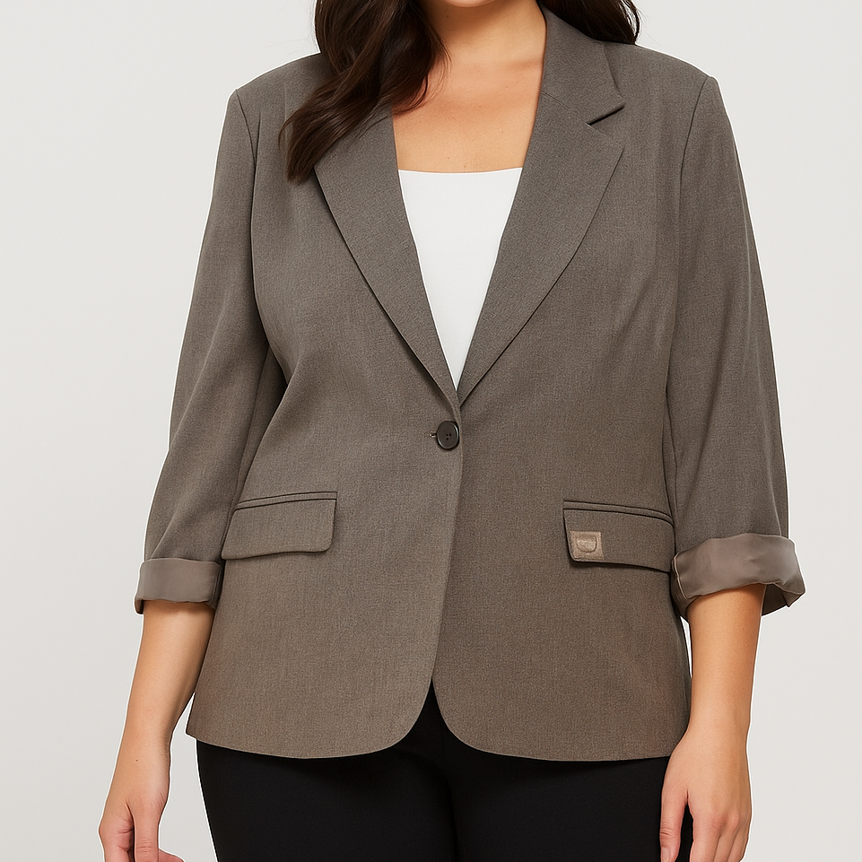 Modelis dėvi pilkšvai rudą klasikinį moterišką švarką, rodomas priekis ir siluetas, švarkas pritaikytas didesniems dydžiams.