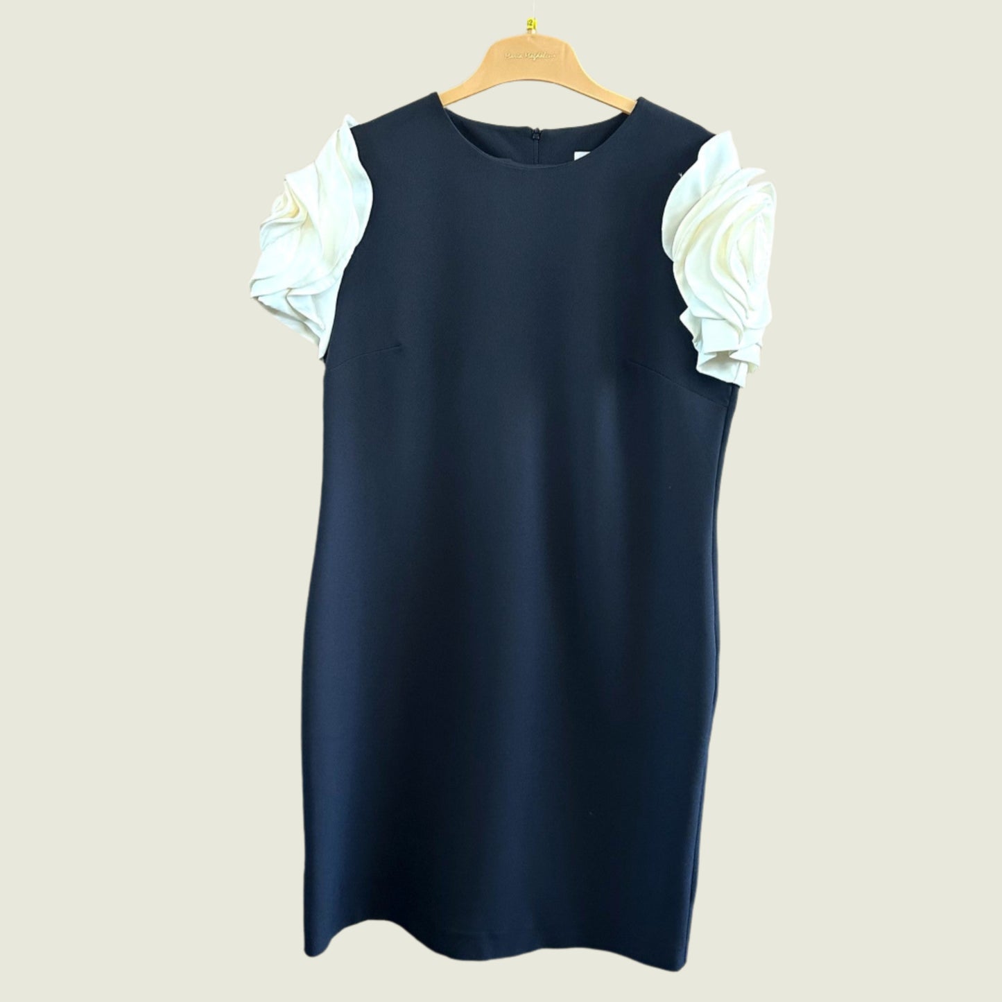 Juoda suknele su rankovemis