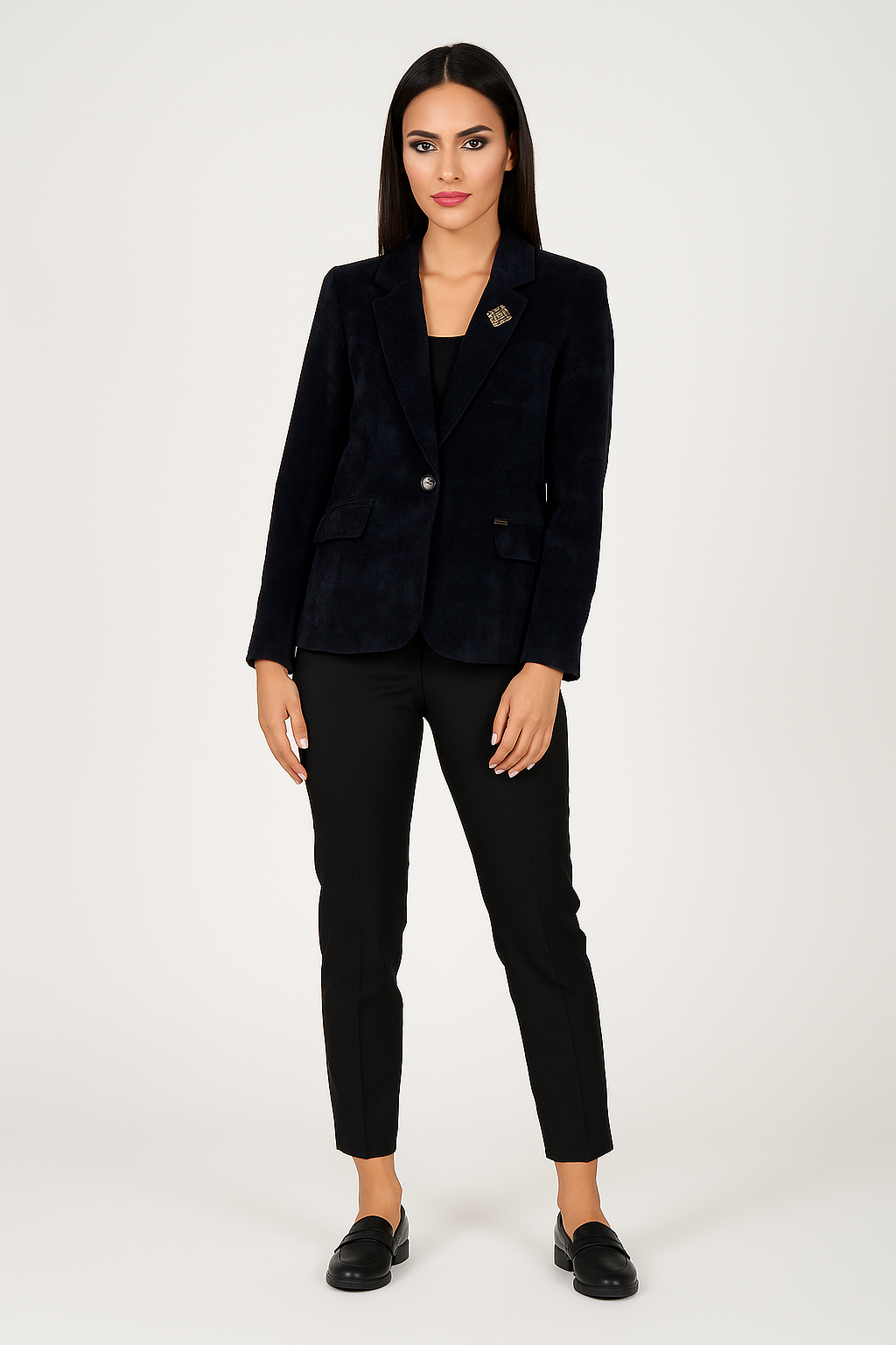 Elegantiškas aksominis moteriškas švarkas su kišenių imitacija, minkšto audinio, rodo modelis.