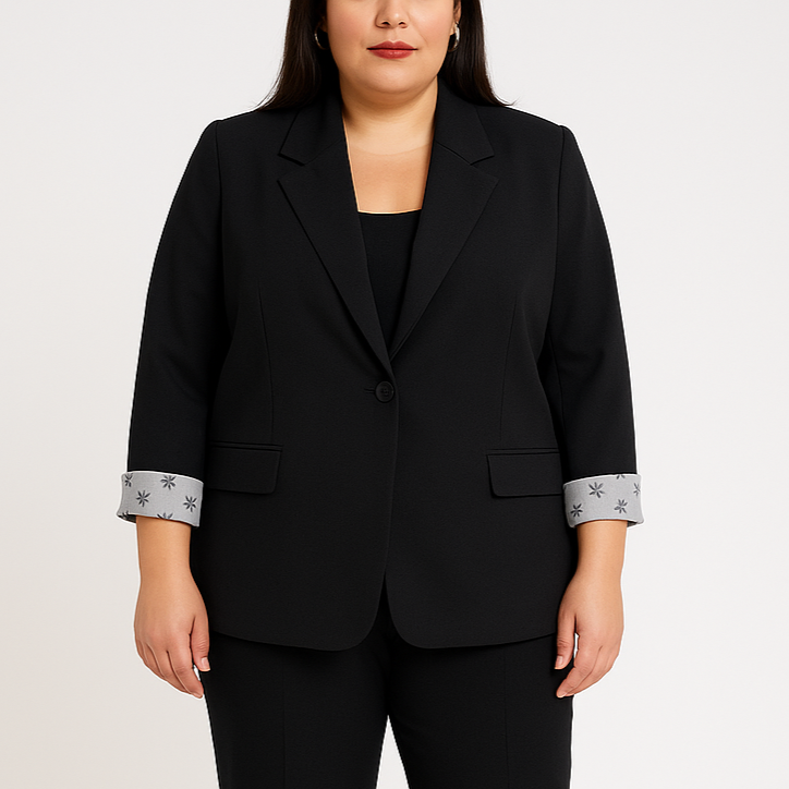 Juodas oversize tipo moteriškas švarkas su atlenkiamomis rankovėmis, demonstruojamas ant modelio.