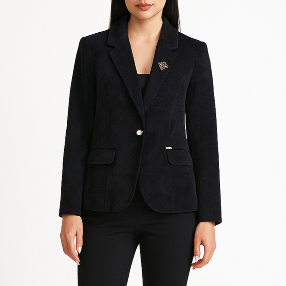 Moteriškas juodas velvetinis liemenuotas švarkas, aksominio audinio, demonstruojamas ant modelio