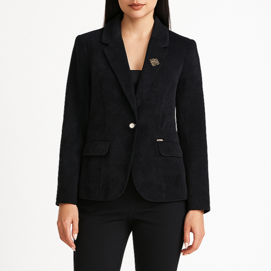 Moteriškas juodas velvetinis liemenuotas švarkas, aksominio audinio, demonstruojamas ant modelio