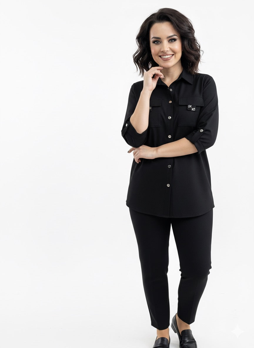 Klasikinio stiliaus juodi marškiniai su 3/4 rankovėmis – elegantiškas pasirinkimas kasdienai.