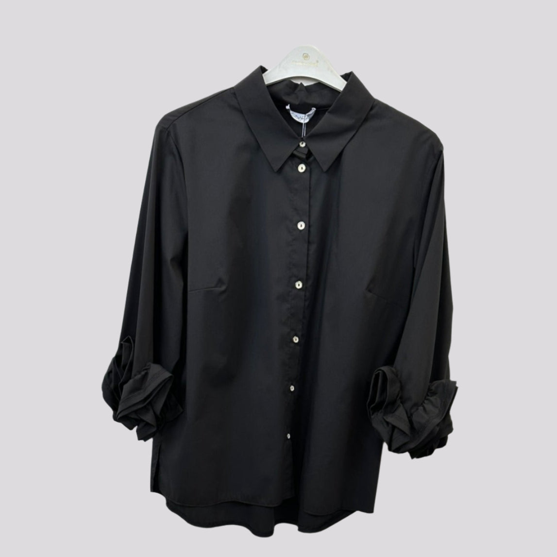 Juodi klasikiniai marškiniai su dekoratyviniais rankogaliais, moteriškas elegantiškas stilius.