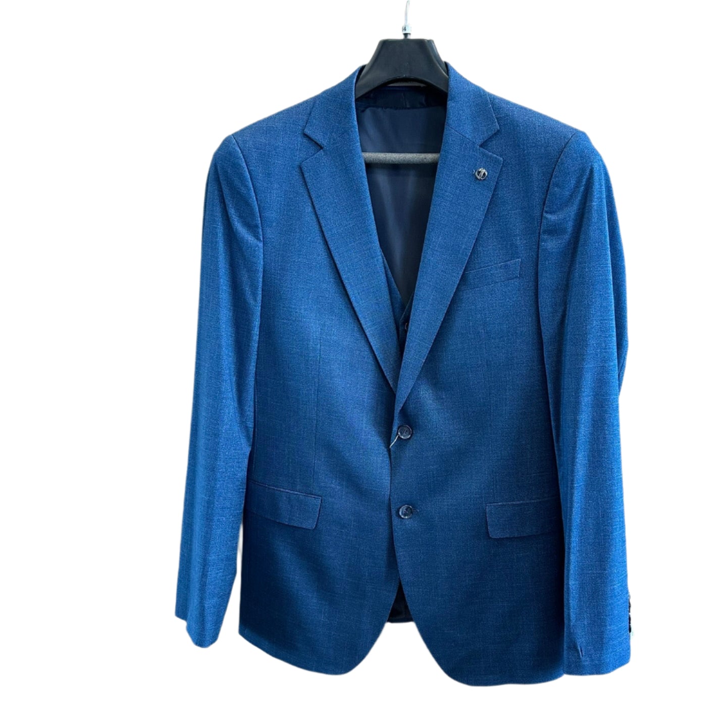 Karališkai mėlynas vyriškas švarkas su prisegta liemene, pakabintas ant pakabos