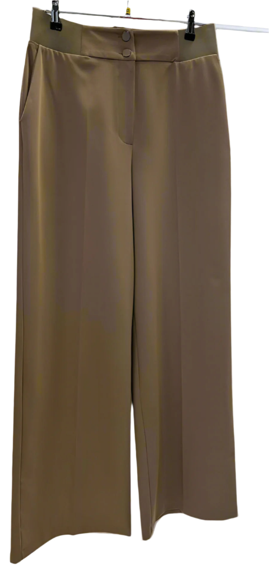 Klasikinės rudos kelnės – elegantiškos ir universalios, tinkančios tiek formalioms, tiek kasdieniams deriniams.