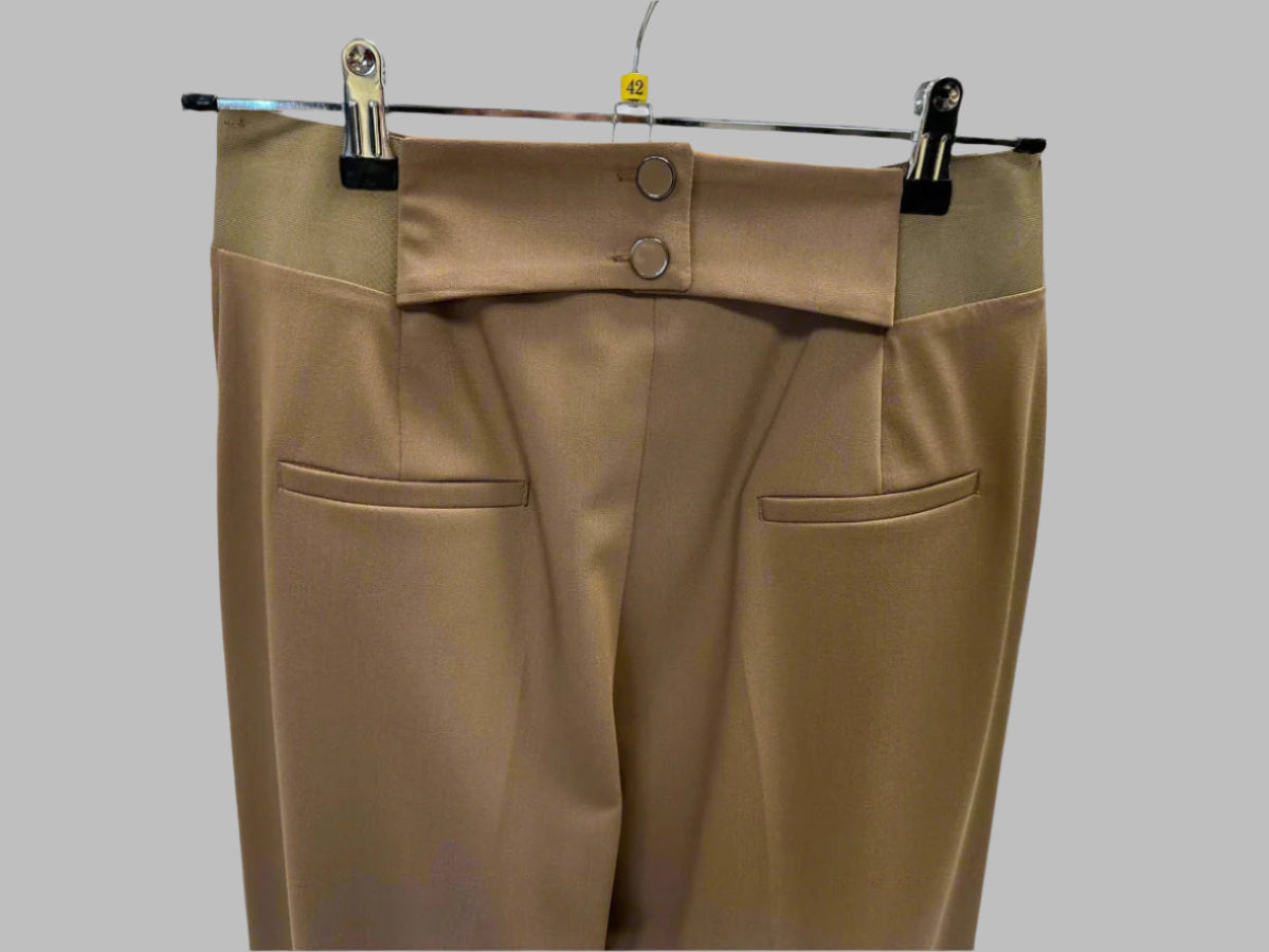 Klasikinės kelnės su tampriu liemeniu – patogios, elegantiškos ir pritaikytos puikiai priglusti prie kūno.