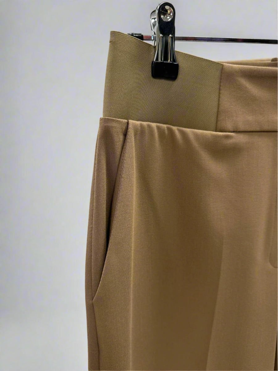 Klasikinės kelnės su kišenėmis – patogios ir stilingos, idealiai tinkančios kasdieniam dėvėjimui bei praktiškos su papildomomis kišenėmis.