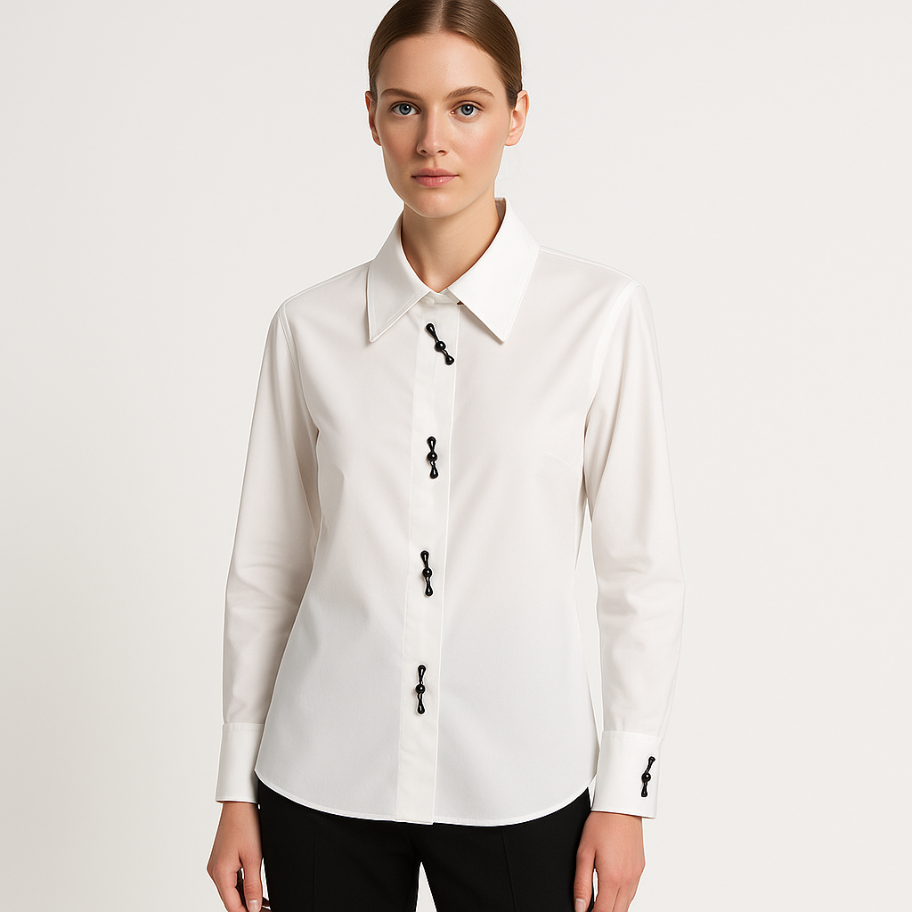 Klasikiniai balti moteriški marškiniai su dekoruotomis sagomis