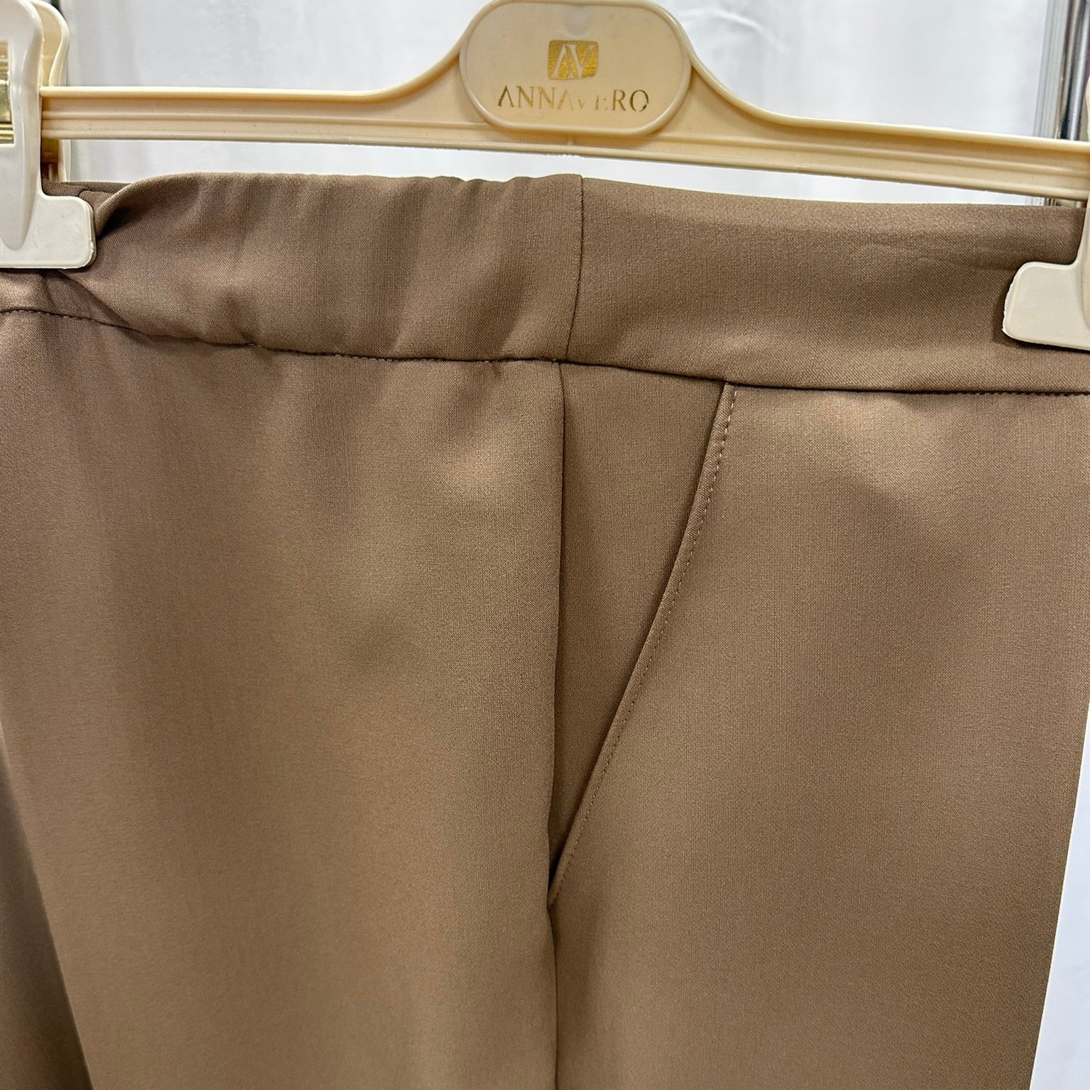 Klaisikines kelnes su guma, kišenemis