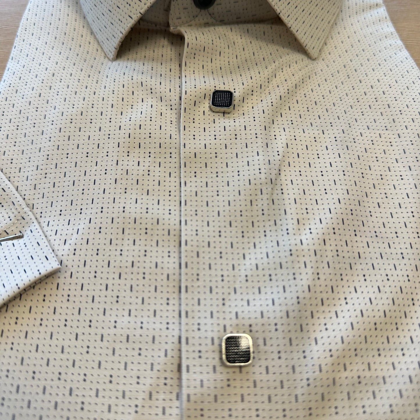 Satino marškiniai iš arti, matomas tekstūrinis raštas.