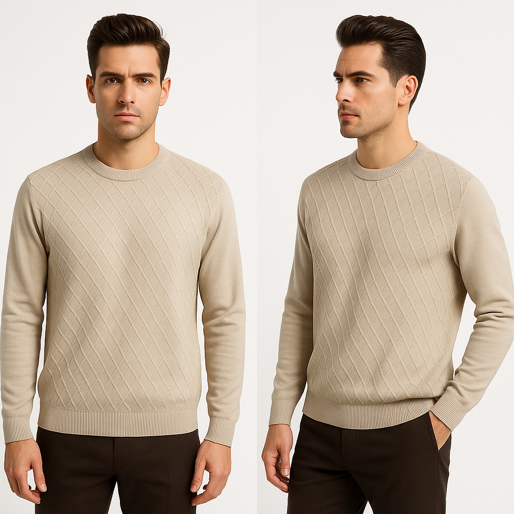 Vyriškas smėlio spalvos megztinis su rombų pynimo raštu, pakabintas ant pakabos

