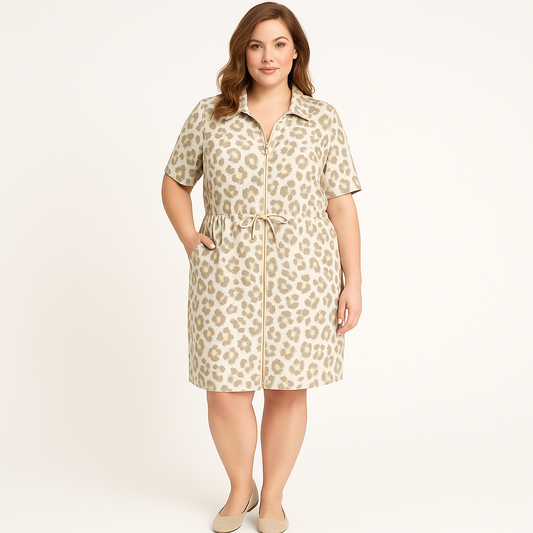 Marškininė suknelė su leopardiniu raštu, užtrauktuku priekyje ir reguliuojamu dirželiu liemenyje, ant modelio