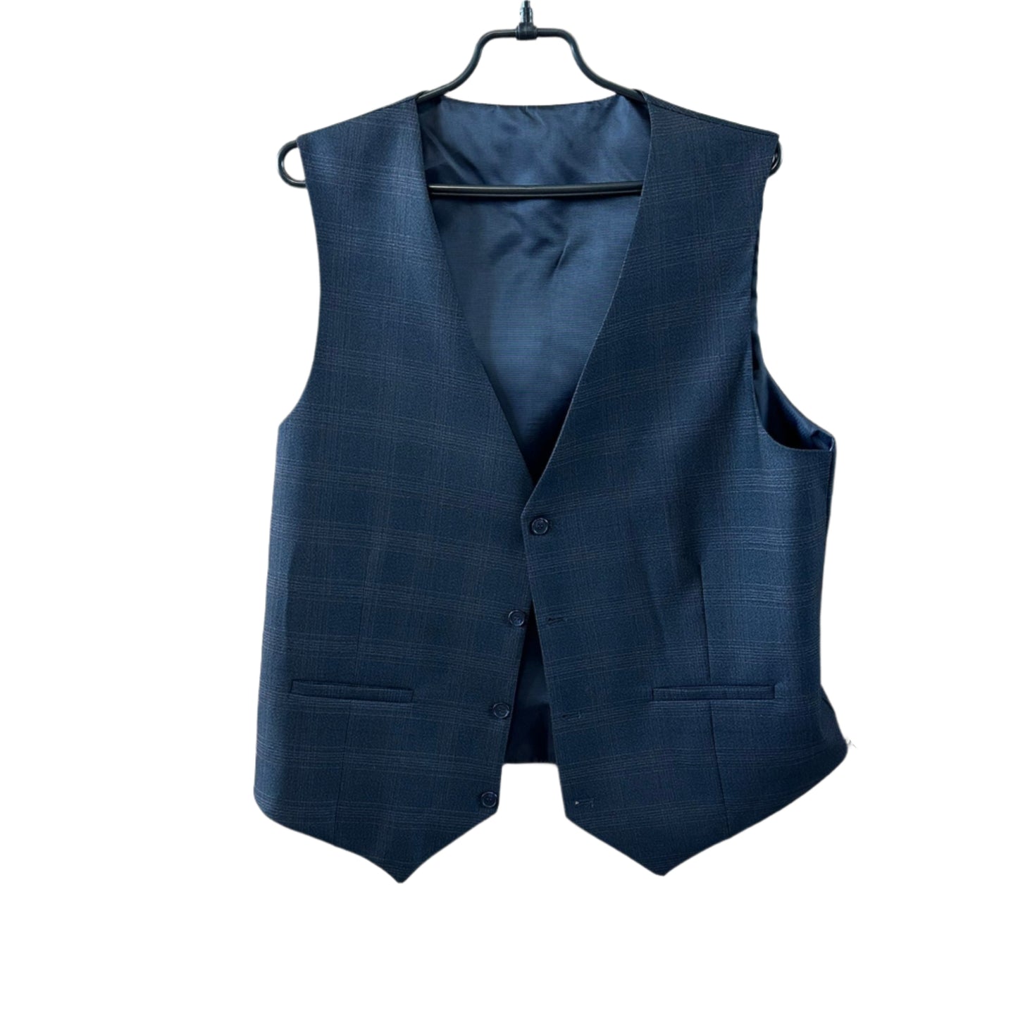 Tamsiai mėlyna vyriška liemenė su langeliais, pakabinta ant pakabos