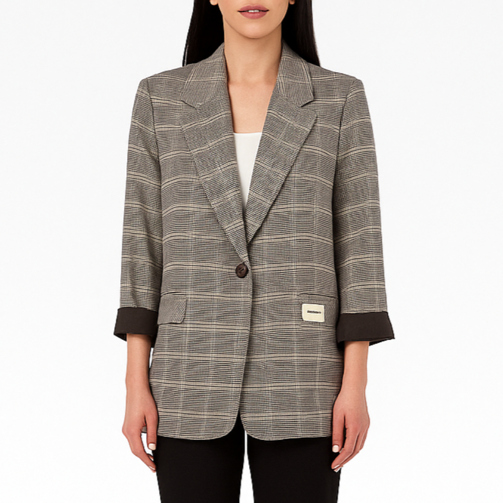 Moteriškas languotas oversize švarkas, ilgesnio modelio, puikiai tinkantis aukštoms moterims, demonstruojamas ant modelio