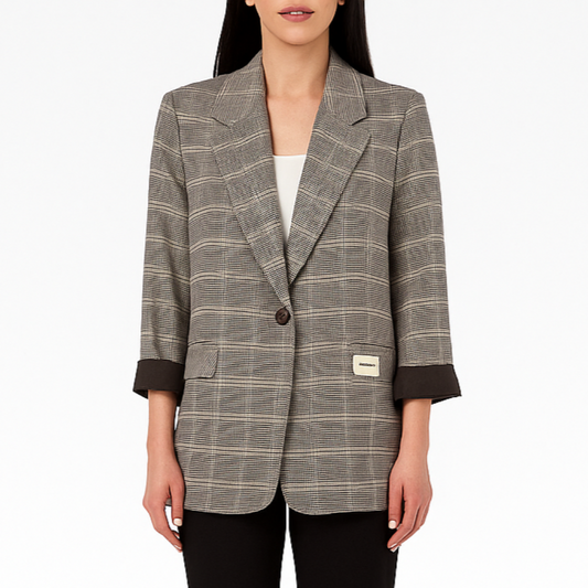 Moteriškas languotas oversize švarkas, ilgesnio modelio, puikiai tinkantis aukštoms moterims, demonstruojamas ant modelio