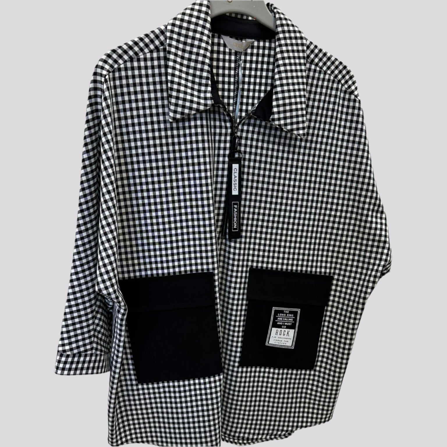  Laisvalaikio juodai balti languoti marškiniai su didelėmis juodomis kišenėmis, moteriški.

