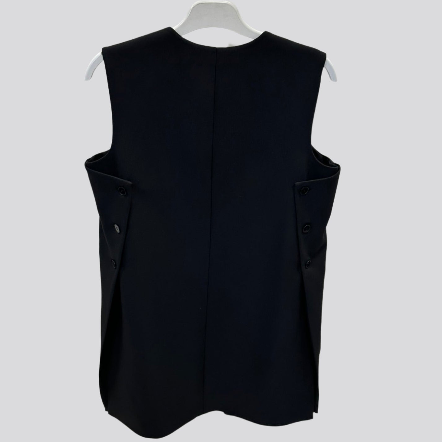 Liemenė iš nugaros – matomas siluetas ir siūlių detalės