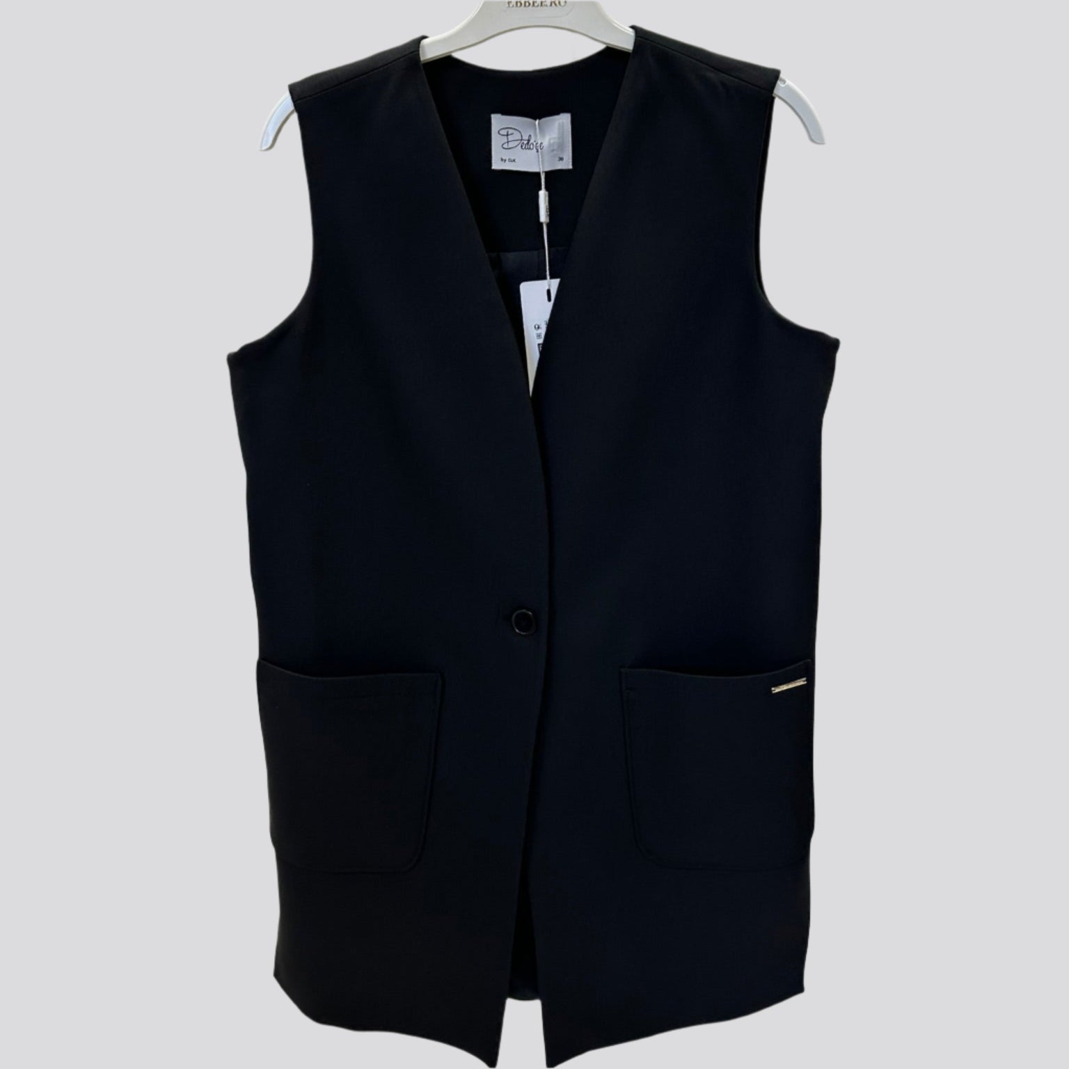 Liemenė pakabinta ant pakabos – detalus audinio ir tekstūros vaizdas