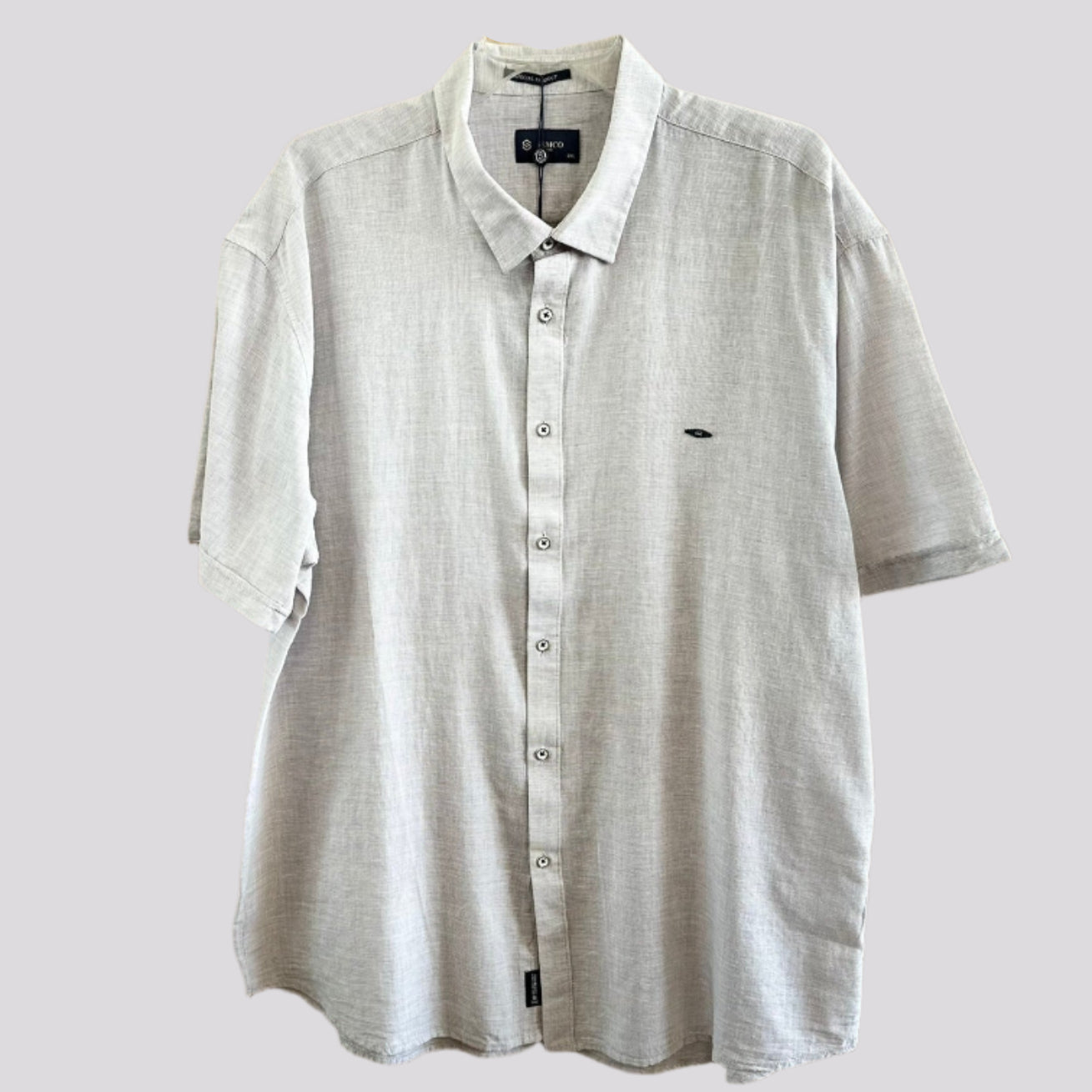 Pilki vyriški lininiai marškiniai trumpomis rankovėmis, pakabinti ant pakabos – dydžiai iki 6XL
