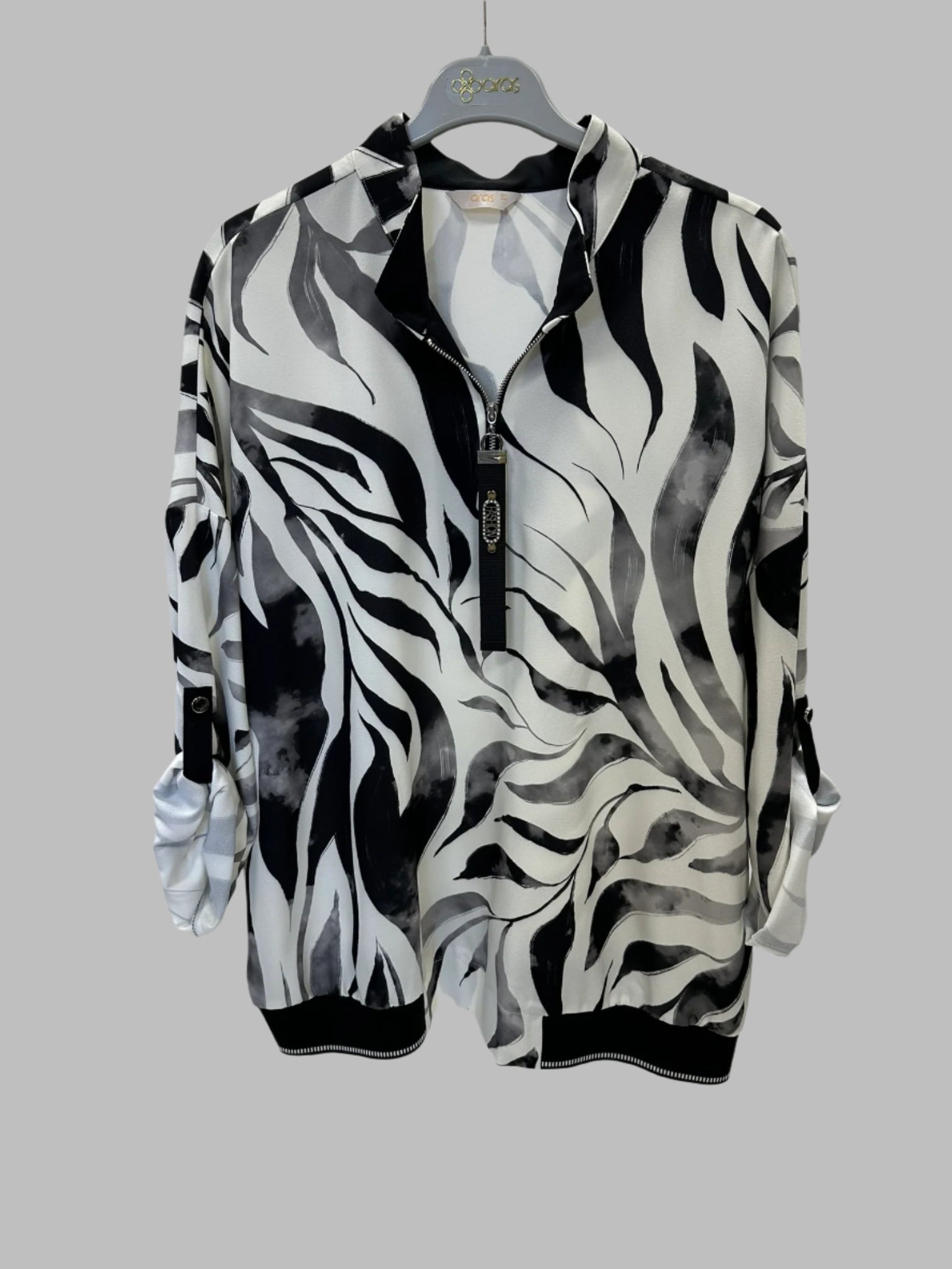 „Stilinga palaidinė su užtrauktuku ir zebra motyvo raštu“