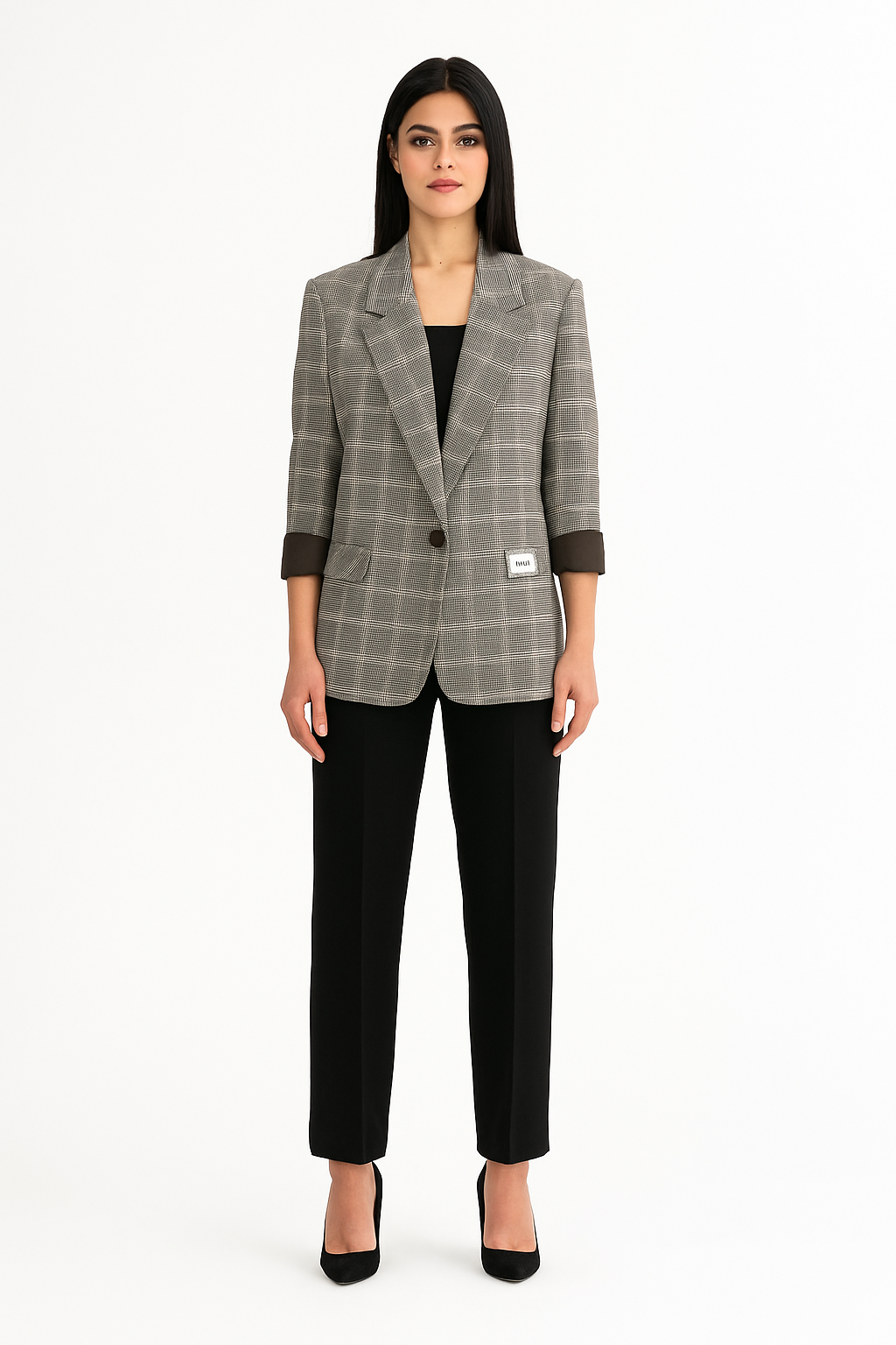 Stilingas moteriškas languotas švarkas, oversize kirpimo, paskutiniai dydžiai 50 ir 56, rodo modelis.