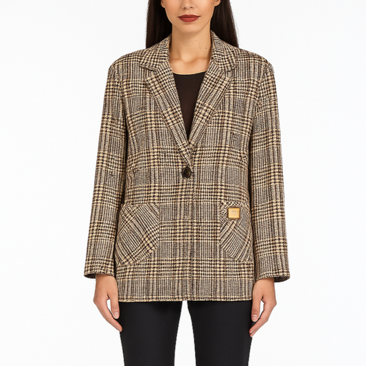 Oversize tipo moteriškas švarkas iš minkštos poliviskozės, dėvimas ant modelio