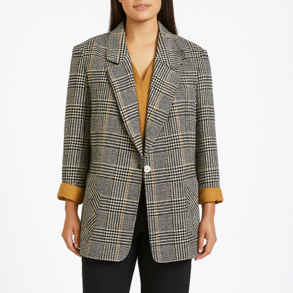 Margas moteriškas švarkas didesnių dydžių, dėvimas ant modelio su juodomis kelnėmis