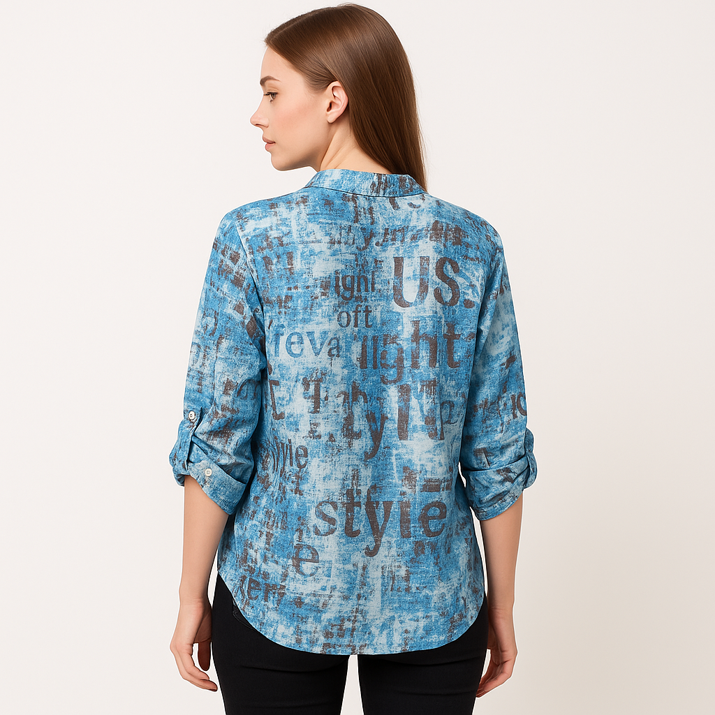 Laisvalaikio marškiniai su ilgesne nugara ir šviesaus audinio struktūra – stilinga ir patogu.

