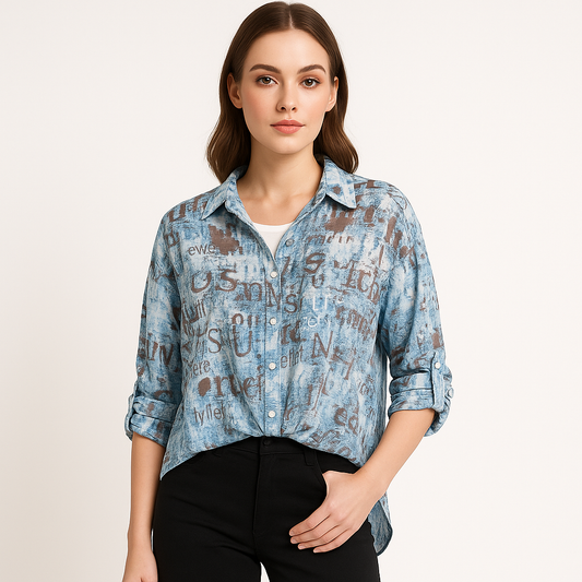 Moteris dėvi spalvotus raštuotus marškinius su baltais marškinėliais po apačia – miesto stiliaus įvaizdis.