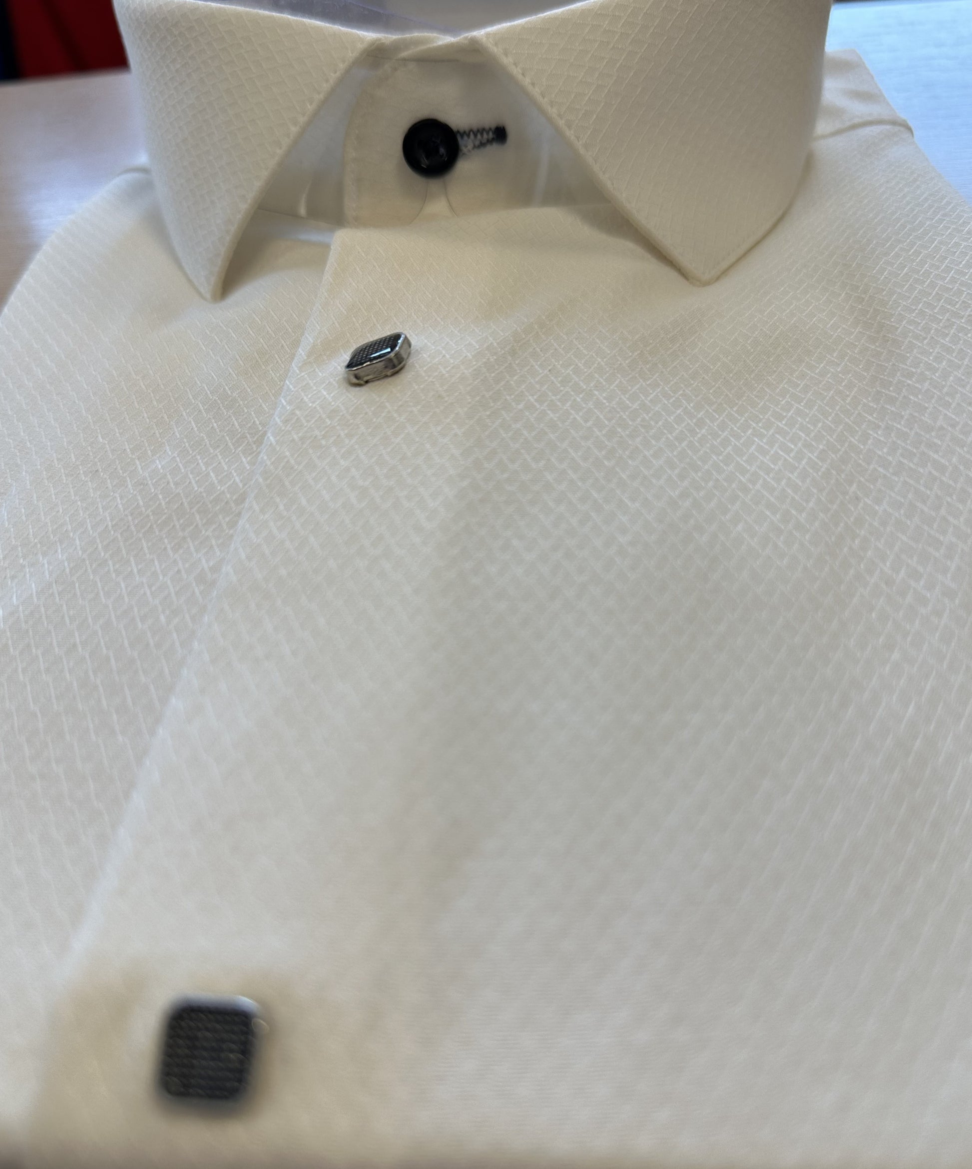 Trumpomis rankovėmis balti vyriški marškiniai su tekstūra, aiškiai matoma audinio detalė