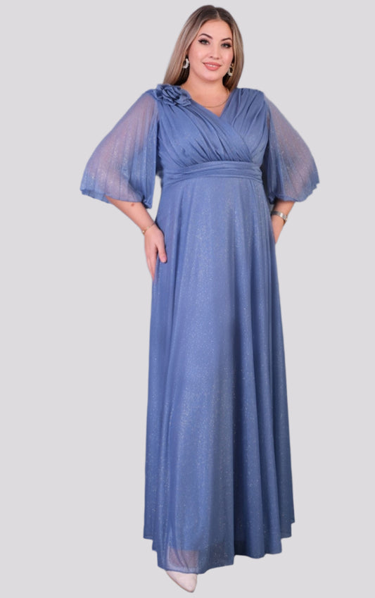  Ilga mėlyna vakarinė suknelė su žėrinčiu audiniu ir dekoru ant peties.