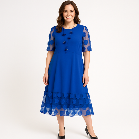 Kobaltinis mėlynas midi suknelė su 3D aplikacijomis rankovėse ir apačioje, ant modelio