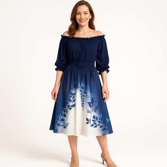 Moteris dėvi elegantišką mėlynai baltą suknelę su dekoratyviniu raštu, pečius atidengiančia iškirpte ir vidutinio ilgio sijonu.