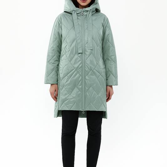 Moteriška švelnios mėtinos spalvos dygsniuota striukė su gobtuvu, demonstruojama ant modelio