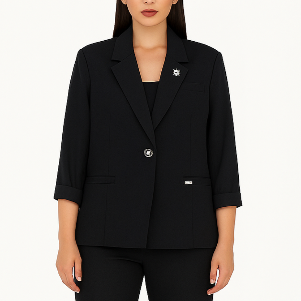 Modelis vilki juodą klasikinį švarkelį su išsegama sagėle