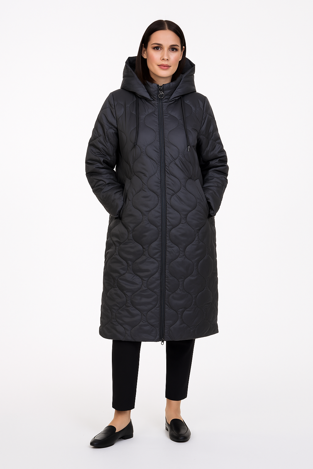 Ilga tamsiai pilka moteriška striukė su užtrauktuku ir gobtuvu, demonstruojama modelio