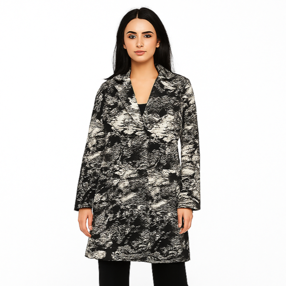 Modelis dėvi juodai baltą vilnonį raštuotą paltą su atlapais ir sagomis, baltame fone, dydis 46