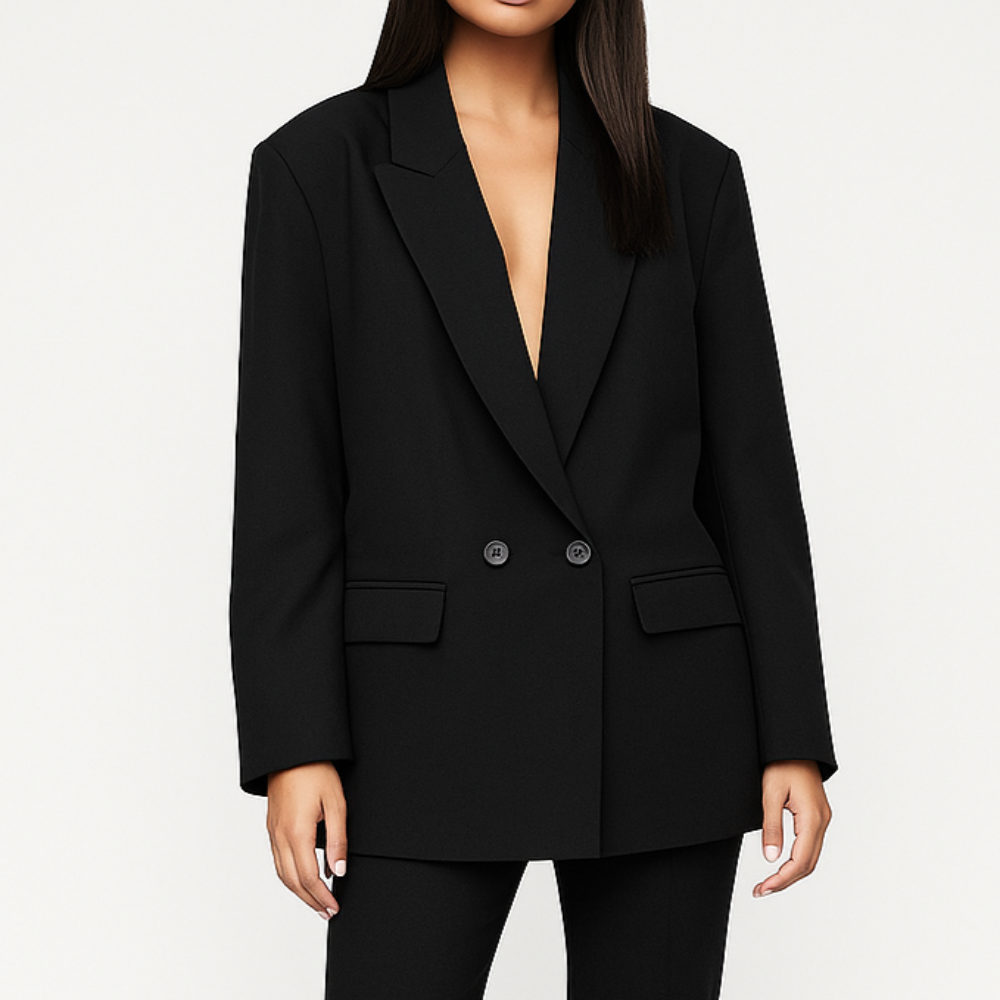 Juodas oversize tipo moteriškas švarkas su dviem sagomis ir kišenių imitacija, kabantis ant modelio